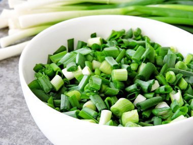 Taze doğranmış yeşil soğan..