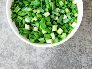 Taze doğranmış yeşil soğan..