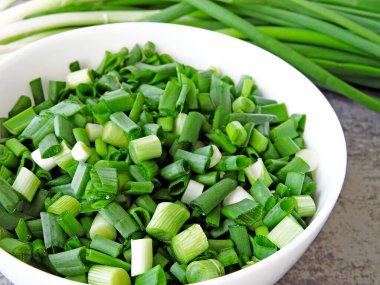 Taze doğranmış yeşil soğan..