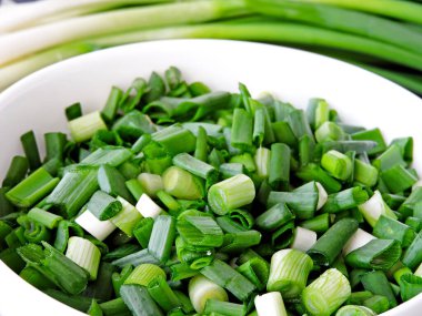 Taze doğranmış yeşil soğan..