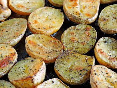 Fırında patates ve soğanlı tavuk kanadı..