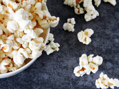 Taze ev yapımı patlamış mısır..