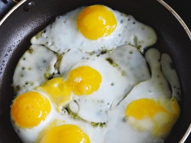 Bıldırcın yumurtasından omlet. Bıldırcın yumurtaları küçük bir tavada kızartılır..