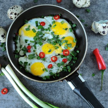 Sebzeli bıldırcın yumurtası ve tavada kırmızı biber. Keto diyeti. Keto kahvaltısı.