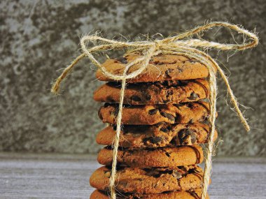 Çikolatalı bisküviler, çikolata damlaları ve siyah çikolata parçaları..