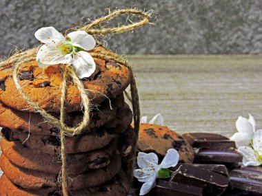 Çikolatalı bisküviler, çikolata damlaları ve siyah çikolata parçaları..