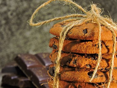 Çikolatalı bisküviler, çikolata damlaları ve siyah çikolata parçaları..