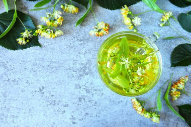 Yapraklar ve ıhlamur çiçekleri. Taze limon çayı. Linden çiçekleri. Çaya ıhlamur çiçeği hazırlamak. Ihlamur çiçeği çayı hasat ediyorum..