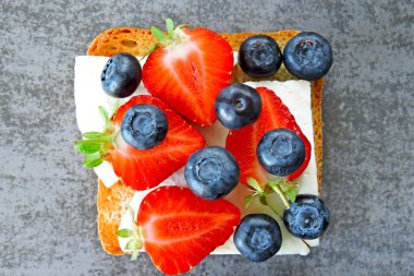 Taze çilek, yabanmersini ve beyaz peynir. Keto diyeti. Keto atıştırmalığı.