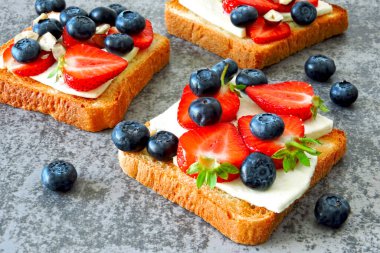 Taze çilek, yabanmersini ve beyaz peynir. Keto diyeti. Keto atıştırmalığı.