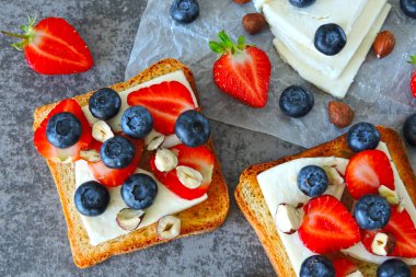 Taze çilek, yabanmersini ve beyaz peynir. Keto diyeti. Keto atıştırmalığı.