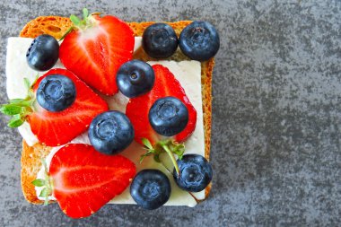 Taze çilek, yabanmersini ve beyaz peynir. Keto diyeti. Keto atıştırmalığı.