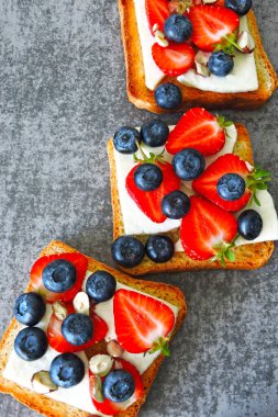 Taze çilek, yabanmersini ve beyaz peynir. Keto diyeti. Keto atıştırmalığı.