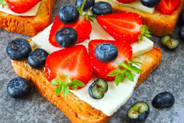 Taze çilek, yabanmersini ve beyaz peynir. Keto diyeti. Keto atıştırmalığı.