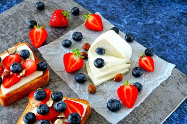 Taze çilek, yabanmersini ve beyaz peynir. Keto diyeti. Keto atıştırmalığı.