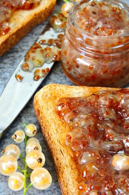 Ev yapımı üzümlü tost. Frenk üzümünden taze reçel. Frenk üzümü. Faydalı tatlılar. Frenk üzümü reçelli lezzetli kızarmış ekmekler..
