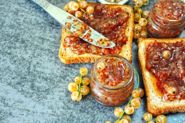 Ev yapımı üzümlü tost. Frenk üzümünden taze reçel. Frenk üzümü. Faydalı tatlılar. Frenk üzümü reçelli lezzetli kızarmış ekmekler..