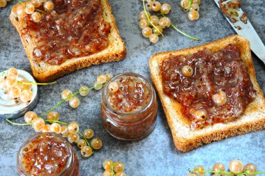 Ev yapımı üzümlü tost. Frenk üzümünden taze reçel. Frenk üzümü. Faydalı tatlılar. Frenk üzümü reçelli lezzetli kızarmış ekmekler..