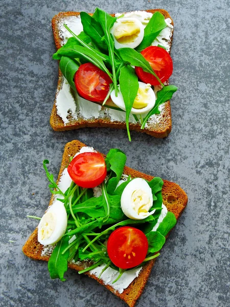 Torradas Centeio Trigo Com Arugula Ovos Codorna Tomate Cereja Conceito — Fotografia de Stock