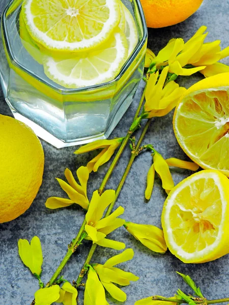 Детоксикационная Вода Лимонным Соком Лимонная Вода Желтые Цветы Ветвях Вода — стоковое фото