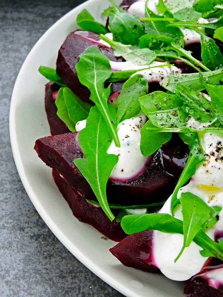 Salat Mit Rucola Und Rübendressing Mit Griechischem Joghurt — Stockfoto