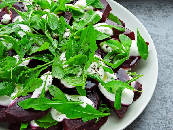 Salat Mit Rucola Und Rübendressing Mit Griechischem Joghurt — Stockfoto