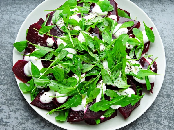 Roka Salatası Yunan Yoğurduyla Pancar Sosu — Stok fotoğraf