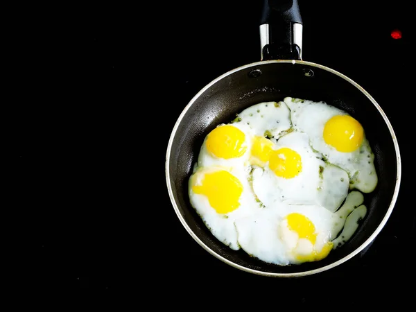 ウズラの卵からスクランブルエッグ 小さなフライパンでウズラの卵を炒める — ストック写真