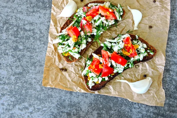 Pâine Prăjită Brânză Albă Roșii Verdeață Toast Vegetarian Util Dieta — Fotografie, imagine de stoc