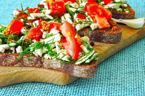 Pâine Prăjită Brânză Albă Roșii Verdeață Toast Vegetarian Util Dieta — Fotografie, imagine de stoc