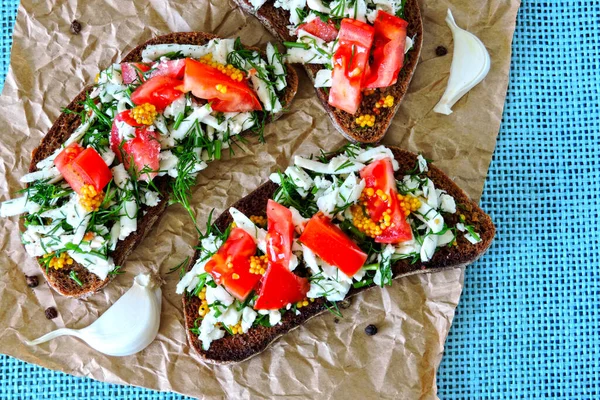 Pâine Prăjită Brânză Albă Roșii Verdeață Toast Vegetarian Util Dieta — Fotografie, imagine de stoc