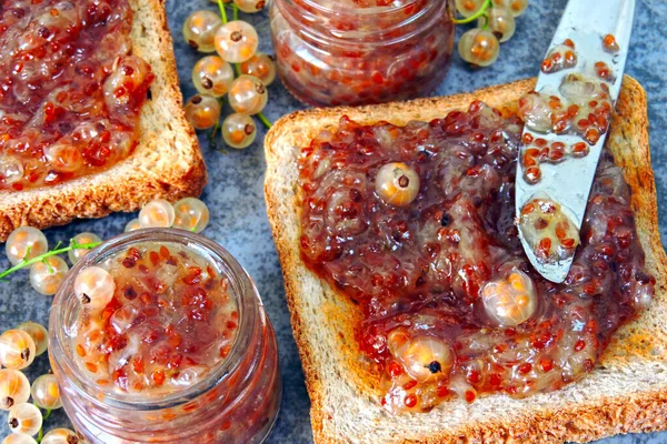 Toast Mit Hausgemachter Johannisbeermarmelade Frisch Gemachte Marmelade Aus Weißen Johannisbeeren — Stockfoto