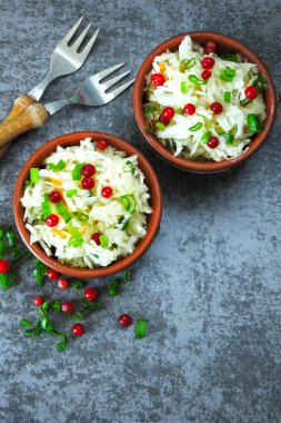 Lahana turşusu. Sağlık için mayalanmış ürünler. Kızılcık ve taze soğanlı lahana turşusu. Probiyotikler.