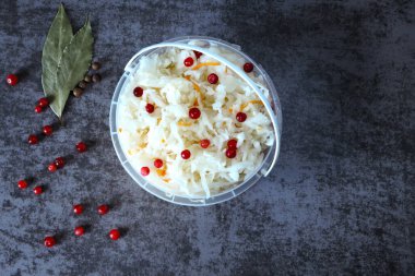 Lahana turşusu. Sağlık için mayalanmış ürünler. Kızılcık ve taze soğanlı lahana turşusu. Probiyotikler.
