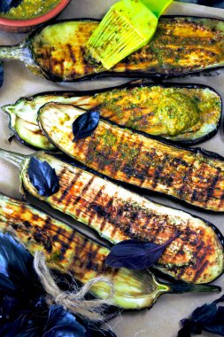 Pesto ve fesleğen soslu ızgara patlıcan..