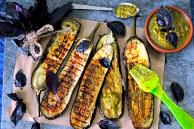 Pesto ve fesleğen soslu ızgara patlıcan..