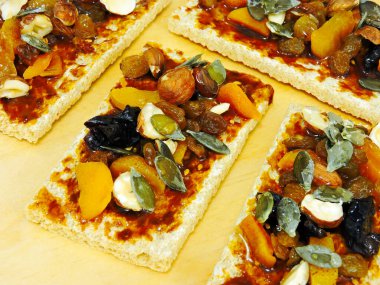 Ballı tost, fındık, kurutulmuş kayısı ve kabak çekirdeği..