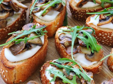 Şampiyonlar ve biraz rogula soslu.