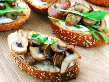 Şampiyonlar ve biraz rogula soslu.