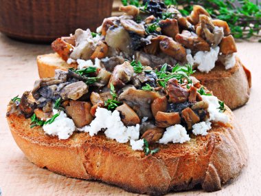 - Yabani mantarlı Ricotta peynirli ve kekikli mantar..