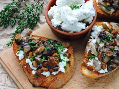 - Yabani mantarlı Ricotta peynirli ve kekikli mantar..