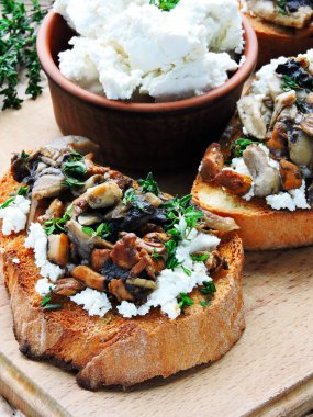 - Yabani mantarlı Ricotta peynirli ve kekikli mantar..