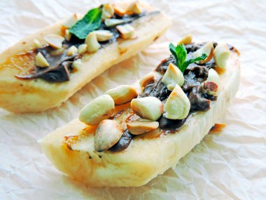 Muzlu tatlı, çikolatalı makarna ve fıstık..