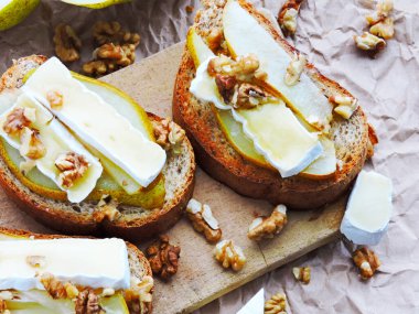 Peynirli makarna, armut, bal ve ceviz..