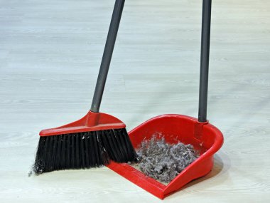 Temizlik için fırça ve tozlu çöp kutusu. Odadaki temizlik konsepti.