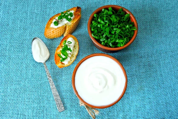 Croutons Con Crema Agria Verduras Cebollas Verdes Picadas Crema Agria — Foto de Stock