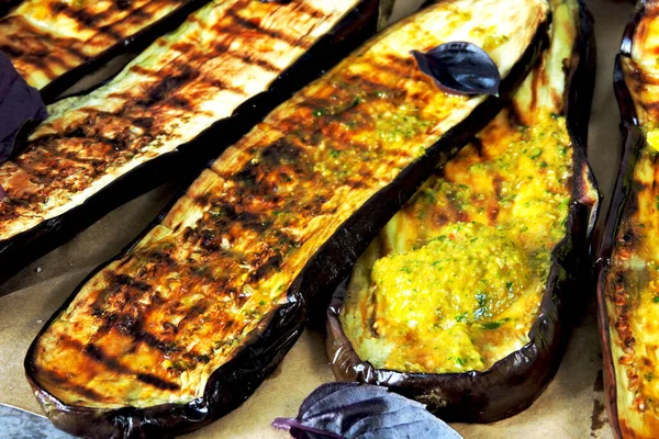 Gegrilde Aubergines Met Pesto Basilicum Saus — Stockfoto