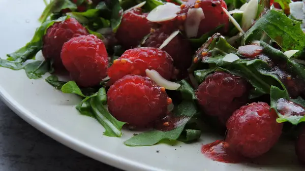 Salat Mit Rucola Himbeere Mit Mandelblättern Frischer Und Nahrhafter Fitness — Stockfoto