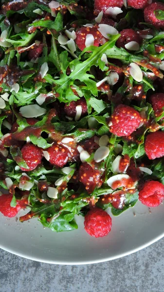 Salat Mit Rucola Himbeere Mit Mandelblättern Frischer Und Nahrhafter Fitness — Stockfoto