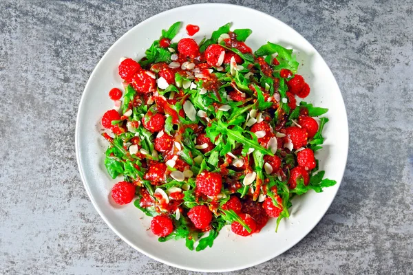 Ensalada Con Rúcula Frambuesa Con Pétalos Almendra Ensalada Fitness Fresca —  Fotos de Stock